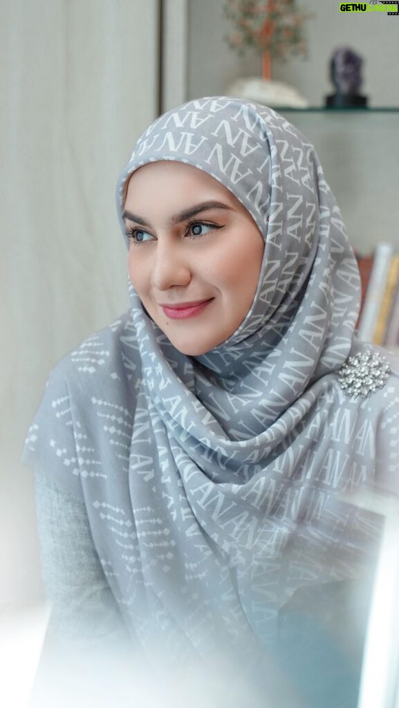 Irish Bella Instagram - Karena banyak yang mau tutorial hijab, nahh ini tutorial hijab by me!✨ Aku selalu pastiin pake hijab yang bahannya lembut dan nyaman, ini aku pakai hijab dari @arinnahijab_official hijabnya mudah diatur dan nyaman buat daily juga 🥰❤️