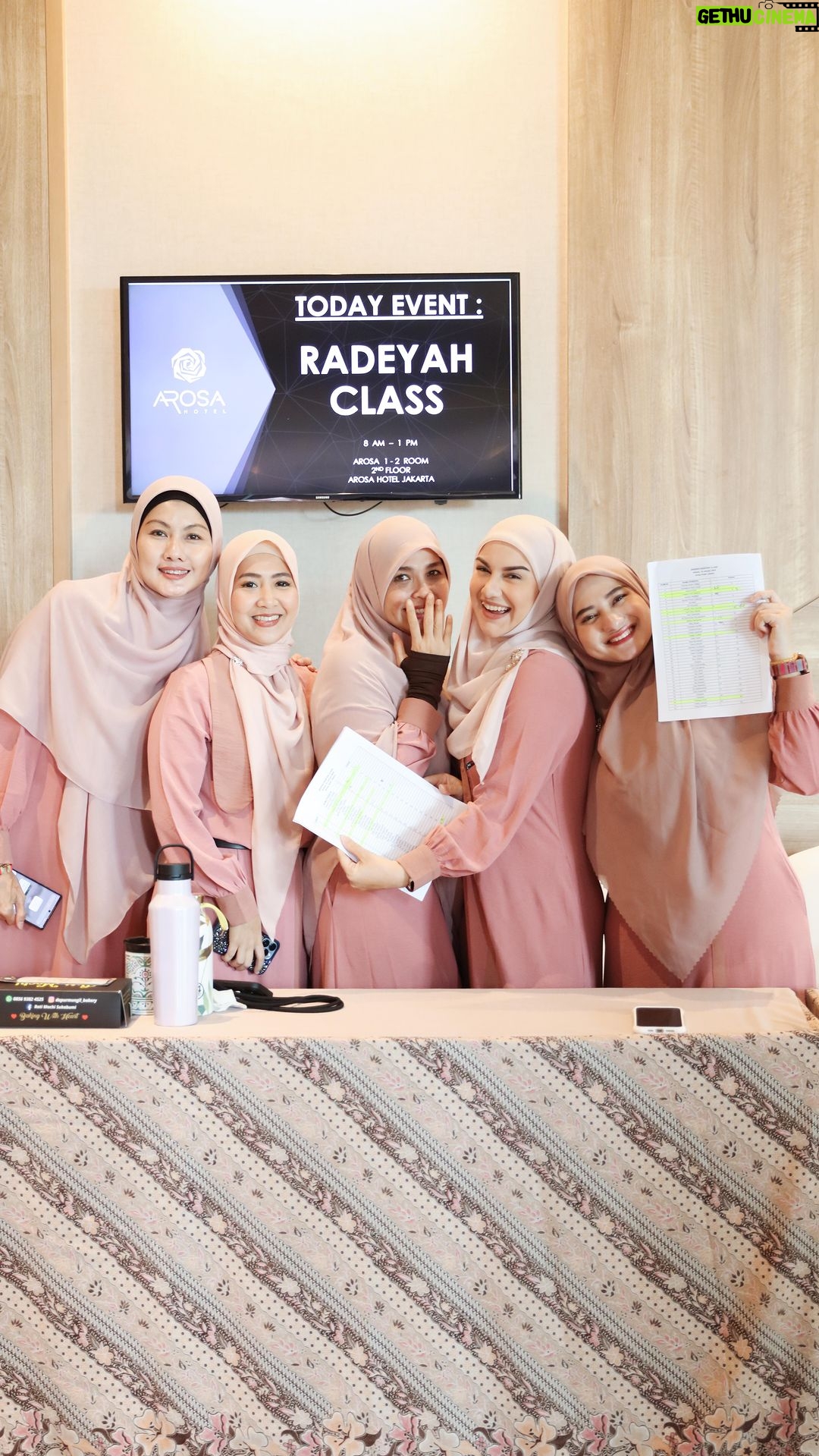 Irish Bella Instagram - Sejauh-jauh perjalanan, jangan pernah lupa untuk “pulang”, karena sebaik-baiknya jalan pulang adalah kepada Allah SWT. Pulang untuk selalu berserah kepadaNya. ❤️ Jazakillah khairan bunda tersayang @aniqqalfaqiroh atas ilmunya 🫶🏼 Photobooth by @shuttshoot_photobooth ✨