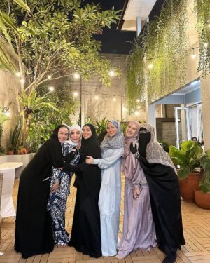 Irish Bella Instagram - Happiness is when your surrounded by positive people ✨

Masya Allah Tabarakallah 🥰