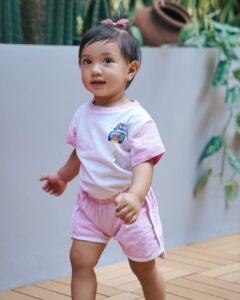 Irish Bella Instagram - Masya Allah Tabarakallah, Gadis kecilku udah bisa jadi model dong 🥰 Btw, artikel baru launches Today di @owhbaby.id !! Yukkkk check @owhbaby.id ✨✨