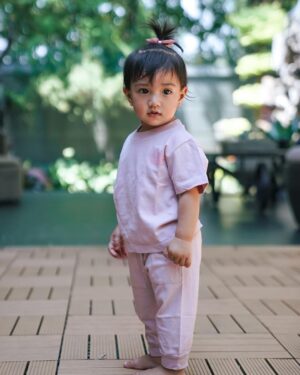 Irish Bella Instagram - Masya Allah Tabarakallah, Gadis kecilku udah bisa jadi model dong 🥰

Btw, artikel baru launches Today di @owhbaby.id !! Yukkkk check @owhbaby.id ✨✨