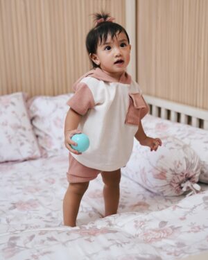 Irish Bella Instagram - Masya Allah Tabarakallah, Gadis kecilku udah bisa jadi model dong 🥰

Btw, artikel baru launches Today di @owhbaby.id !! Yukkkk check @owhbaby.id ✨✨