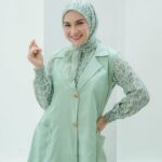 Irish Bella Instagram - Friday fit check ✨ Untuk aktifitas sehari-hari mulai dari aktifitas santai hingga penting aku selalu pake muslimah dress dari @arinnahijab_official 🫶🏻 Dan ini koleksi terbarunya !! Cantik banget ❤️