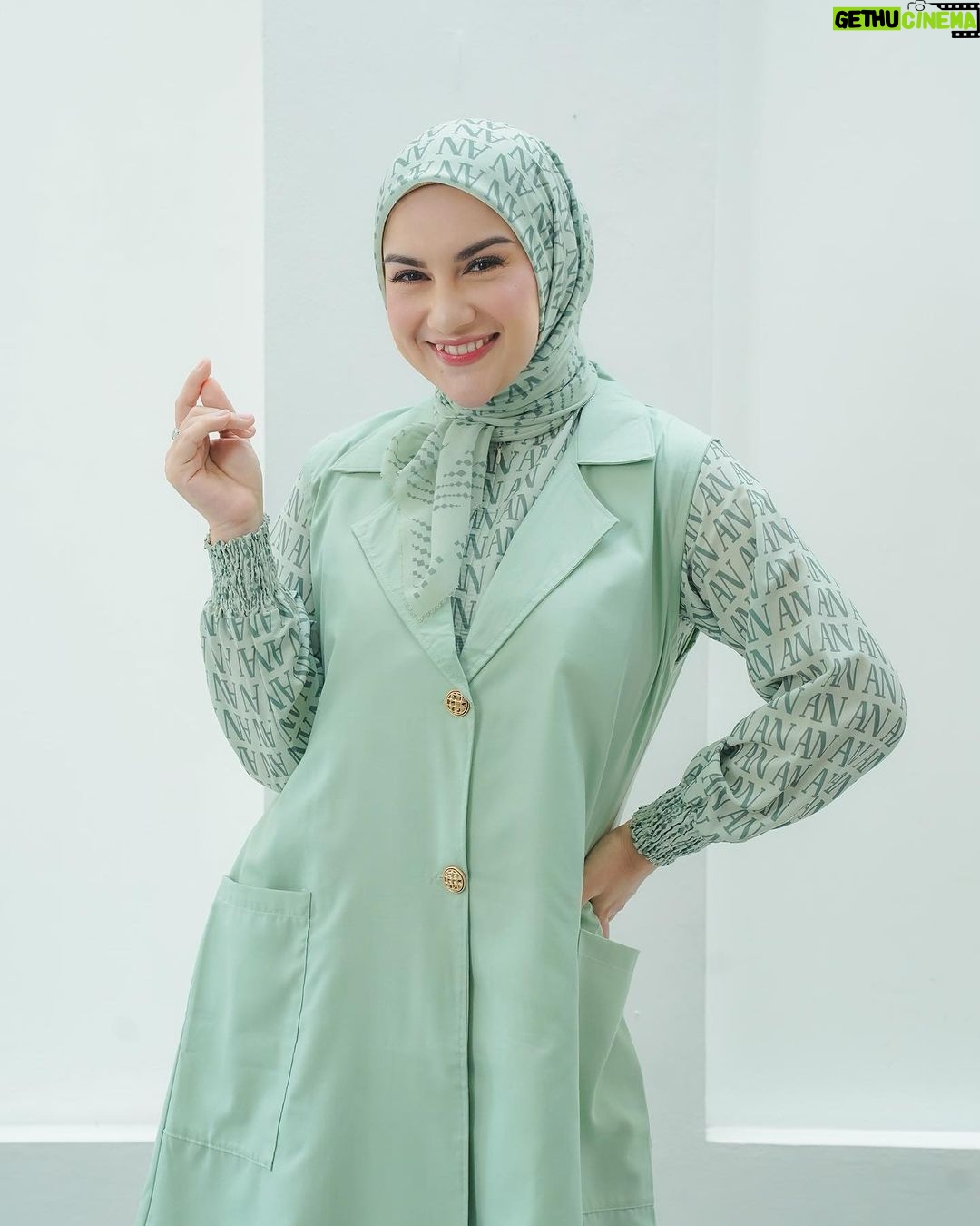 Irish Bella Instagram - Friday fit check ✨ Untuk aktifitas sehari-hari mulai dari aktifitas santai hingga penting aku selalu pake muslimah dress dari @arinnahijab_official 🫶🏻 Dan ini koleksi terbarunya !! Cantik banget ❤️