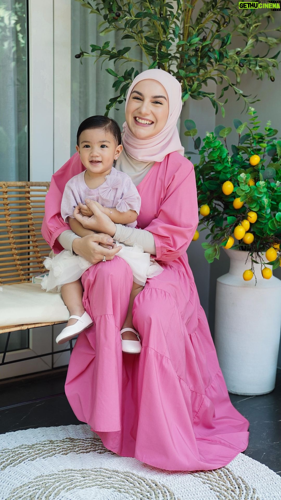 Irish Bella Instagram - Urusan perhiasan buat my precious princess, @luxmatterskids Luxmatters Kids emang numero uno, percaya deh... it’s all about baby bling and glam galore ✨ Set dari Bloom collection mereka ini jadi pilihanku, gak cuma cocok buat daily wear tapi juga completes her look in this pink princess dress or any other special outfit 😍
