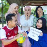Irish Bella Instagram - Siapa disini yang suka nonton bola? Coba sebutin pemain favorit kalian siapa?? Dan siapa disini kalo udah nonton bola karena panas banget kulit jadi belang, kasar dan kerutan kelitan jelas?? Tenang gak usah khawatir karena ada serum anti aging dari @aurabright.id yang bisa mengembalikan kelembapan kulit. Juga mencerahkan dan pastinya untuk perawatan kulit dari anti aging. Bener bener RACUN TERGOKIL 2023 CEK !! Ya cuma @aurabright.id #pancarkanauramu #aurabright #ultimateantiaging