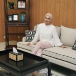 Irish Bella Instagram - Untuk urusan sofa di rumah bahkan di kantorku, aku selalu beli di @rosewoodliving karena kualitasnya premium dijamin empuk, lembut, jahitannya rapi juga warna dan designnya cantik banget 🥰 bikin rumah aku jadi makin estetik 🫶🏻