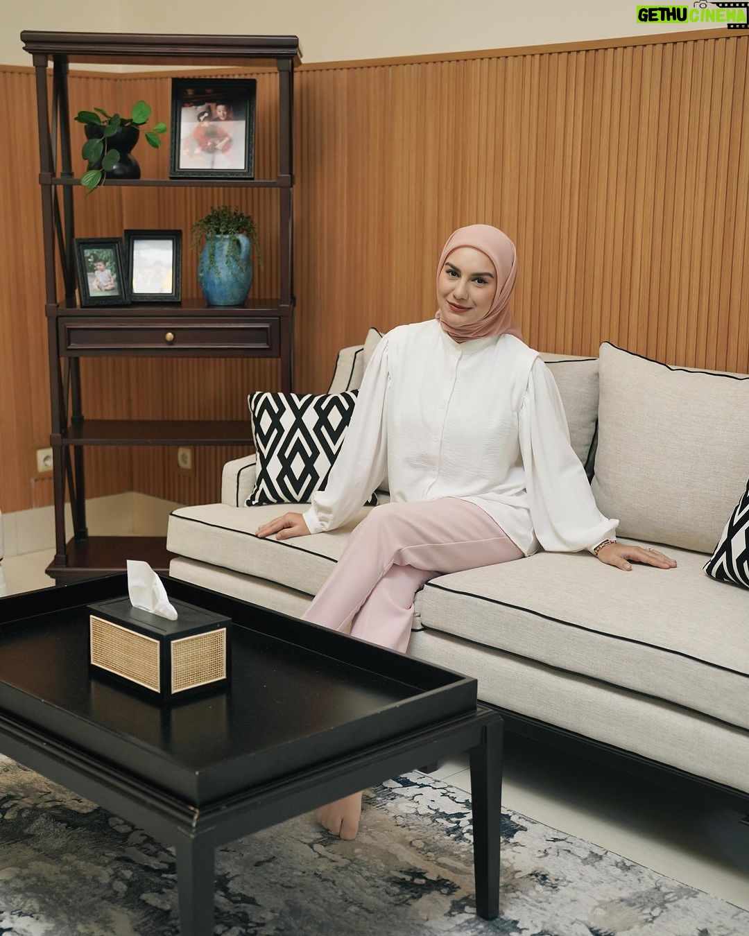 Irish Bella Instagram - Untuk urusan sofa di rumah bahkan di kantorku, aku selalu beli di @rosewoodliving karena kualitasnya premium dijamin empuk, lembut, jahitannya rapi juga warna dan designnya cantik banget 🥰 bikin rumah aku jadi makin estetik 🫶🏻
