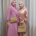 Irish Bella Instagram - Get Ready For Kajian With Mama ✨ Selalu pakai muslimah dress yang bikin aku nyaman dan gak perlu pusing lagi karena sudah oneset dengan hijabnya 🫶@arinnahijab_official 🥰❤️
