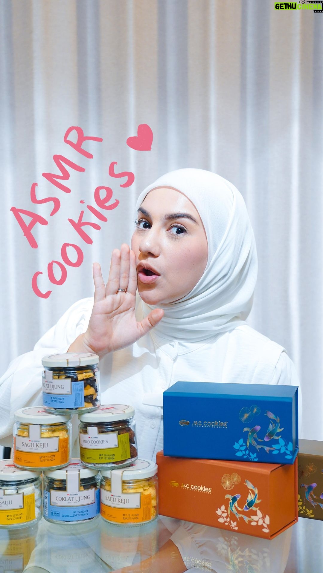 Irish Bella Instagram - Cookies favorit aku dan anak-anak di rumah @jnccookies š„° Rasanya enak banget sampe aku bisa habisin satu jar sendiri. Rekomendasi banget buat kalian yang cari cookies buat cemilan di rumah bahkan jadi isi hampers langsung aja pesan di @jnccookies. Tersedia banyak varian yang sudah terjamin rasa dan kualitasnya š«¶š»