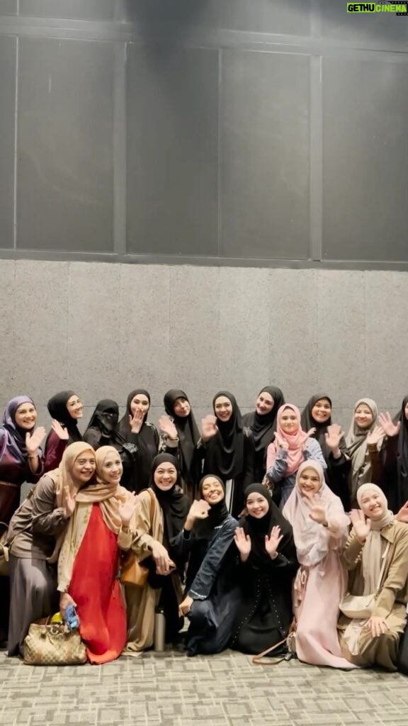 Irish Bella Instagram - True friendship help each other in deen, because they want to be neighbors in Jannah ❤️ Thank you @ratnagalih for putting us all together, in this beautiful majelis 🥰