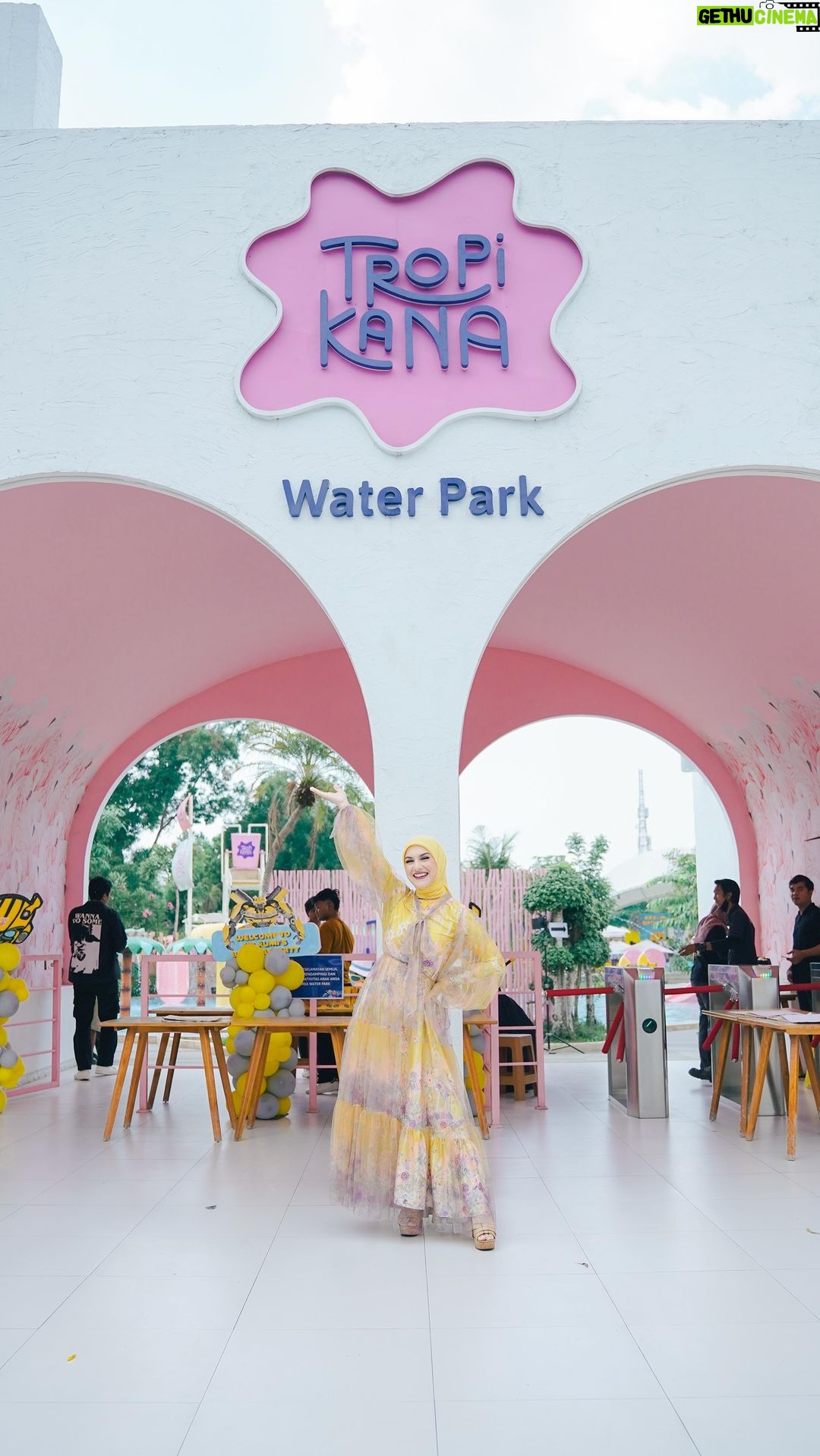 Irish Bella Instagram - Alhamdulillah abang Air happy banget bisa birthday party di water park @tropikana.waterpark yang super luas, ada kapal bajak laut, ada banyak wahana dan pastinya aman juga bersih 🥰 Pelayanan staffnya ramah banget dan super cepat sehingga birthday party abang Air bisa berjalan lancar dan meriah 🩵 Dan ketika anak-anak sudah puas bermain bisa langsung makan dan minum di cafe @theparadiso_ yang menunya enak dan fresh cocok banget buat anak-anak dan keluarga ❤️