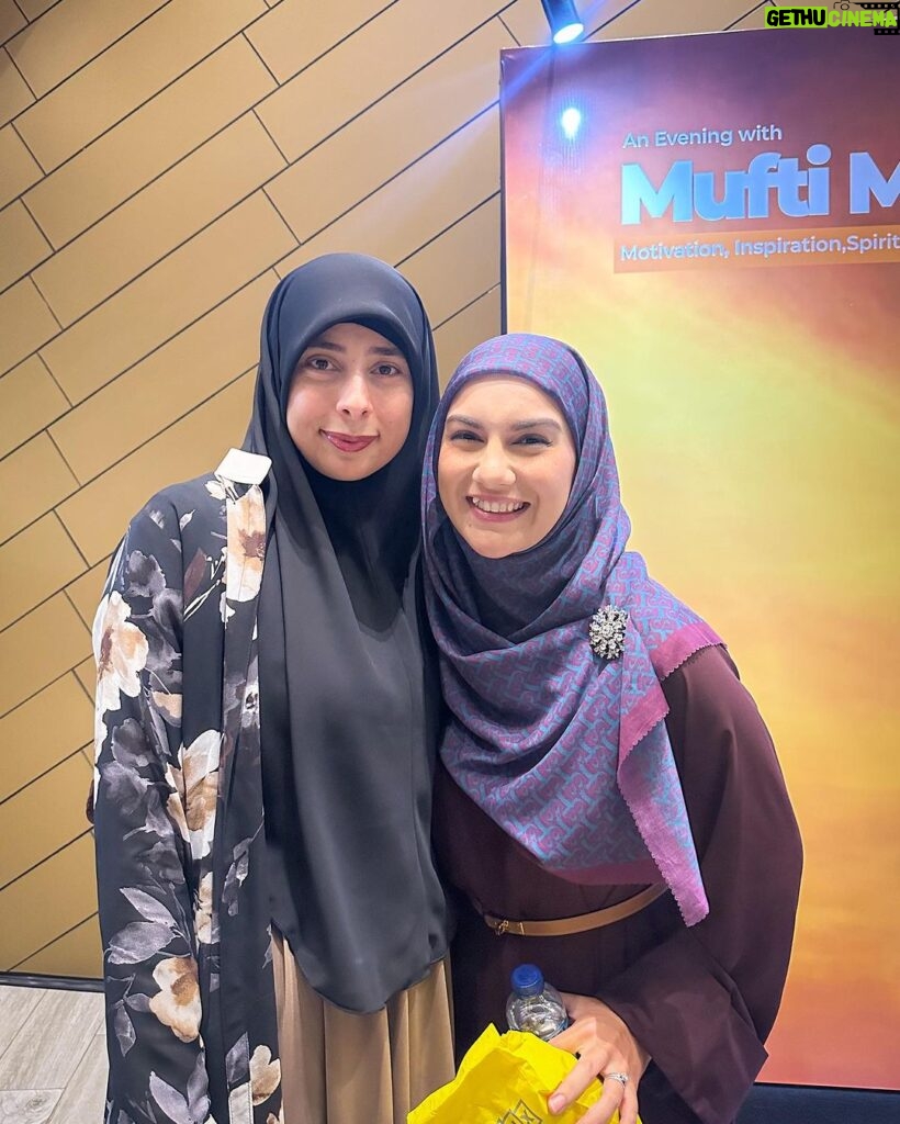 Irish Bella Instagram - So grateful to gather amongst such inspirational figures 🥹 Thank you beautiful sister @ratnagalih for making this night happen, for giving us a chance to learn from the one and only @muftimenkofficial. Such a privilege 🥰 May Allah keep our hearts content and istiqomah 🙏🏼