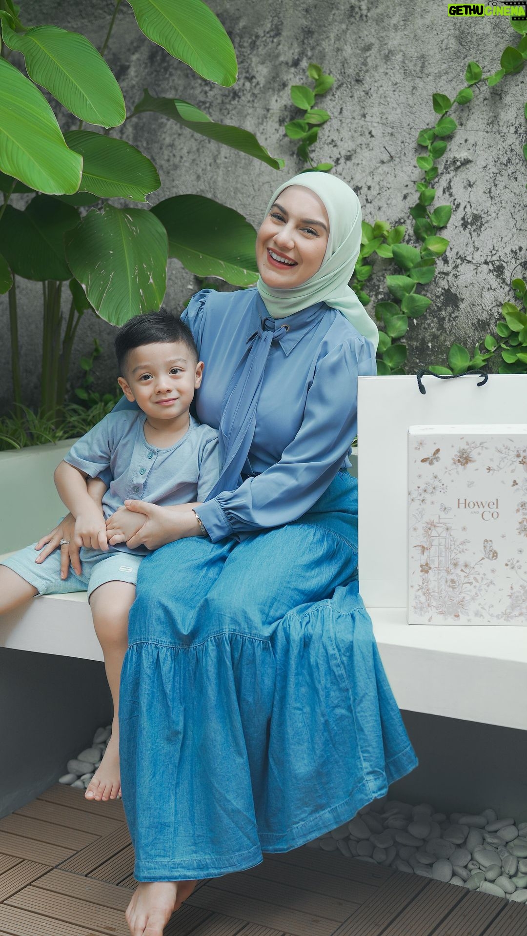 Irish Bella Instagram - Alhamdulillah bisa menyiapkan Birthday Party untuk Abang Air yang semakin pintar, soleh dan lucu. Jujur bingung dalam persiapan hampers karena ingin memberikan yang terbaik dan bisa dipakai jangka panjang. Tapi aku jadi tenang karena ada @howelandco yang sudah terjamin kualitasnya dalam memberikan hampers terbaik. Dan bisa sesuai dengan apa yang kita mau ✨ Thank you @howelandco sudah membuat hampers Air Rumi sangat berkesan dan gemas 🩵