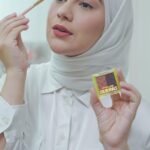 Irish Bella Instagram - Stop julidin orang ya bu ibu, lebih baik mempercantik diri 🫶🏻 Btw ada yang baru nih dari Maybelline! Color Rivals Duo Eyeshadow dengan warna yang pigmented, waterproof dan sweatproof. Langsung aja cek official storenya Maybelline di @tokopedia