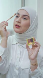 Irish Bella Instagram - Stop julidin orang ya bu ibu, lebih baik mempercantik diri 🫶🏻 Btw ada yang baru nih dari Maybelline! Color Rivals Duo Eyeshadow dengan warna yang pigmented, waterproof dan sweatproof. Langsung aja cek official storenya Maybelline di @tokopedia