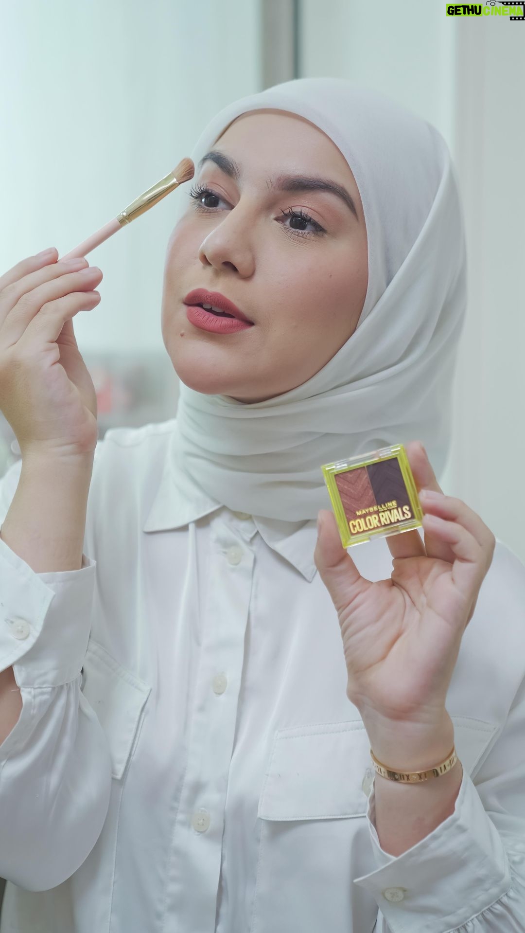 Irish Bella Instagram - Stop julidin orang ya bu ibu, lebih baik mempercantik diri 🫶🏻 Btw ada yang baru nih dari Maybelline! Color Rivals Duo Eyeshadow dengan warna yang pigmented, waterproof dan sweatproof. Langsung aja cek official storenya Maybelline di @tokopedia