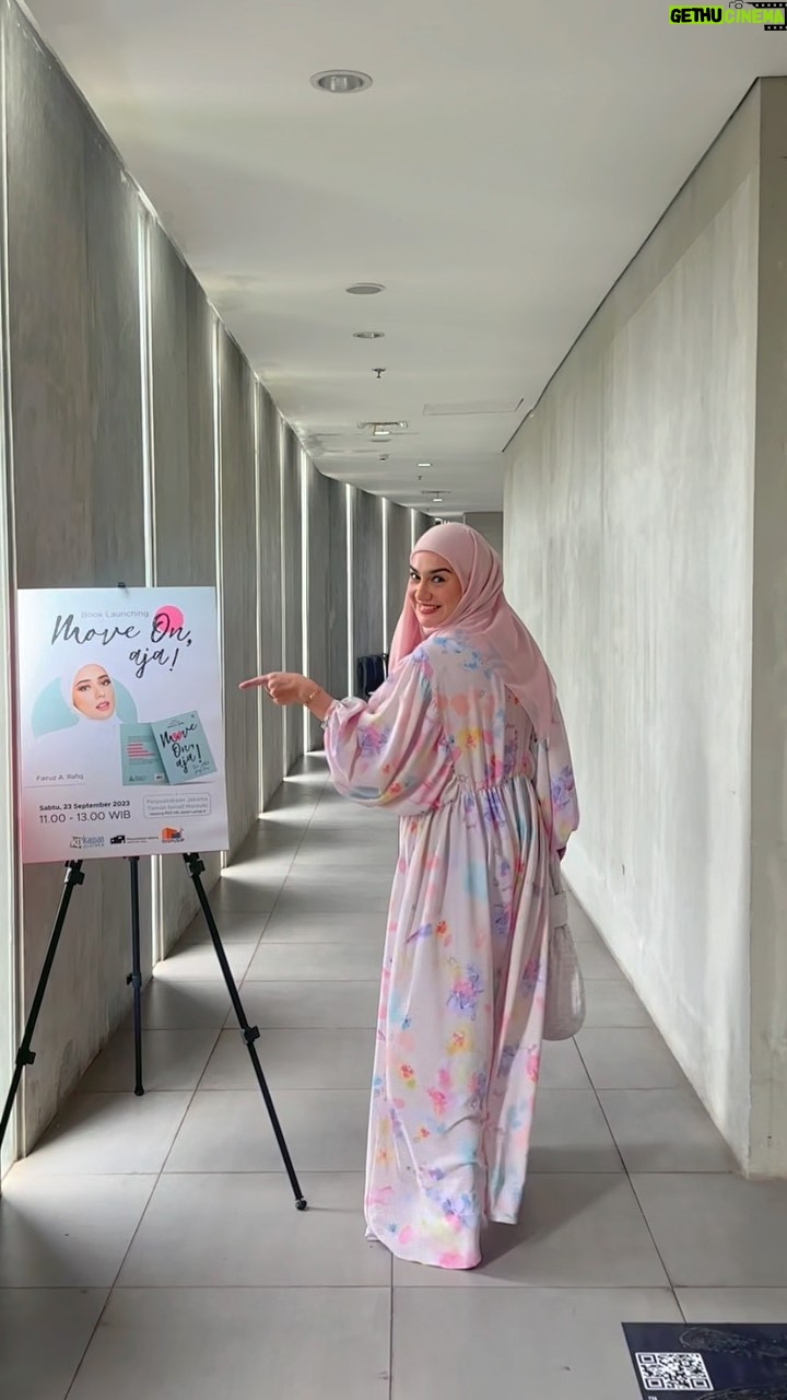 Irish Bella Instagram - Teruntuk sahabatku @fairuzarafiq .. Wanita kuat, wanita yg terus berkarya walau sudah menjadi istri dan ibu 3 orang anak. I am so proud, semoga karyanya ini bisa memotivasi dan memberi manfaat untuk banyak perempuan di Indonesia 🫶🏼 Masya Allah, memang hidup kita harus selalu move on, dan serahkan semuanya sama Allah. Stop reminiscing about the past, worrying about the future but be grateful of the present ❤️