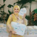 Irish Bella Instagram – Alhamdulilah senangnya tamu di Birthday Party Abang Air bawa pulang banyak hampers. Apalagi Isi hampers super gemes dan lucu di Birthday Party Air Rumi 🫶🏻
Terima kasih untuk seluruh vendor yg udah support kami ☺️🫶🏼..
Premium Towel by @Howelandco
Honey sunscreen lotion by @beeme.official
Sajadah by @ds.modest
Souvenir Wooden by @souvenir.jackjack @jackjackwoodengift
Molten Cheesecake by @kibocheese
Homemade Cookies @jnccookies
Cosmetics and Baby Care @Berl_official @babycaresalsabilaofficial
