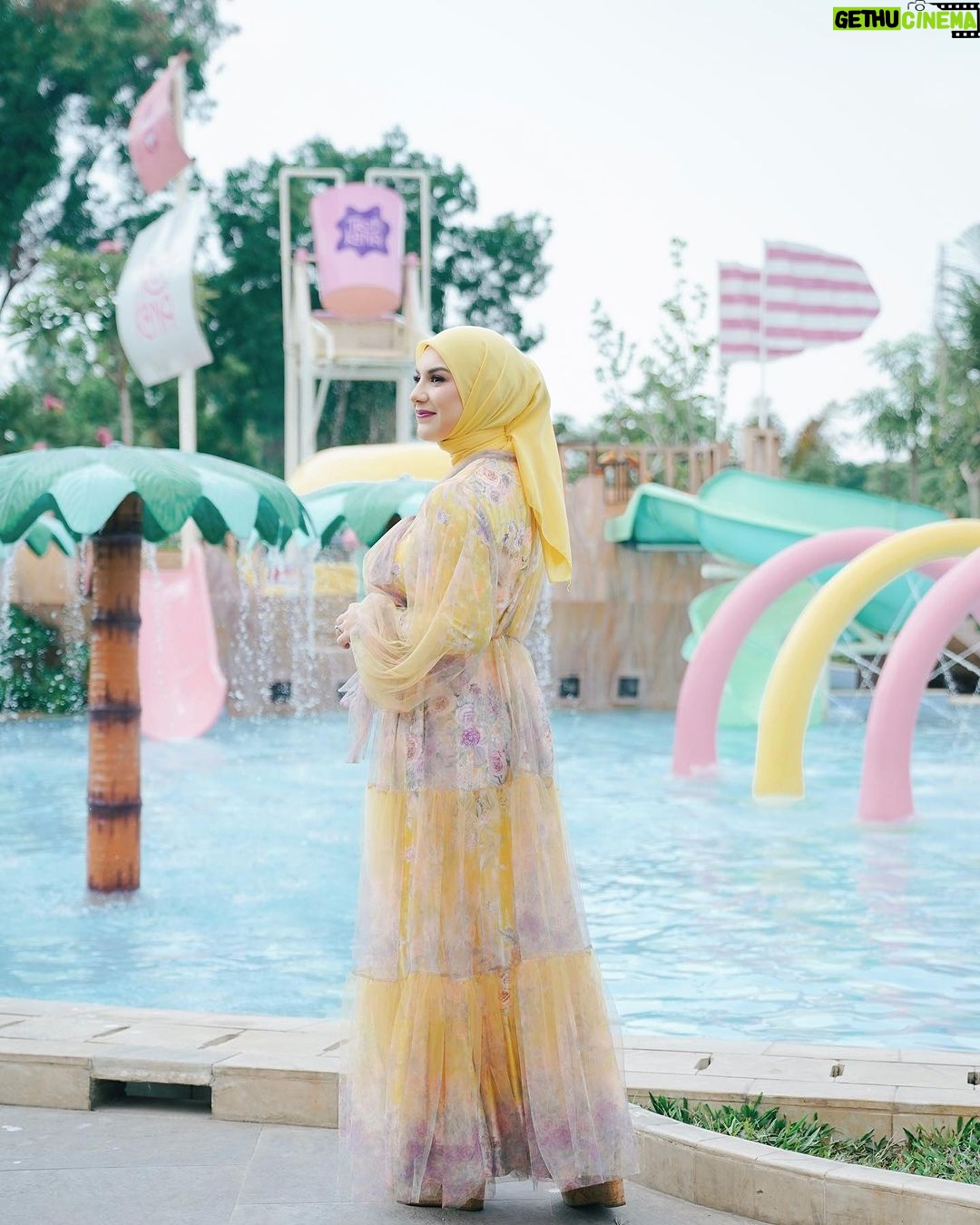 Irish Bella Instagram - Alhamdulillah sesuai permintaan Air Rumi mau birthday party di waterpark biar bisa main dan berenang bersama teman-temannya 🩵 Pastinya terima kasih banyak untuk .. Venue by @tropikana.waterpark & @theparadiso_ Decor by @lepartyquarter Rent kids Chair by @emily_toysrental Doorprize by @terekece.hobby @bib.anak