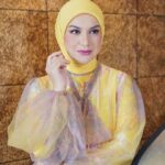 Irish Bella Instagram – So grateful, so blessed, so everything because of Allah 💛
Beautifully brushed by @victoria_makeupatelier ✨
Hijab do by @awanisaw ..