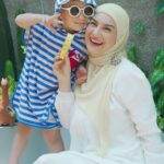Irish Bella Instagram - Salah satu souvenir birthday abang Air ada Honey Sunscreen dari @beeme.official karena acaranya outdoor wajib banget pakai sunscreen dulu biar kulit terlindungi dari paparan sinar matahari 😍 btw, souvenir kemarin masih banyak nihhh 🤭 Abang Air bakal bagi2 10 paket souvenir Beeme buat 10 followers yang beruntung. Syaratnya kasih doa terbaik buat Air, lalu follow @beeme.official yaaah Cek pemenangnya di story Beeme🤗🙏 #sediabeemedirumahmu