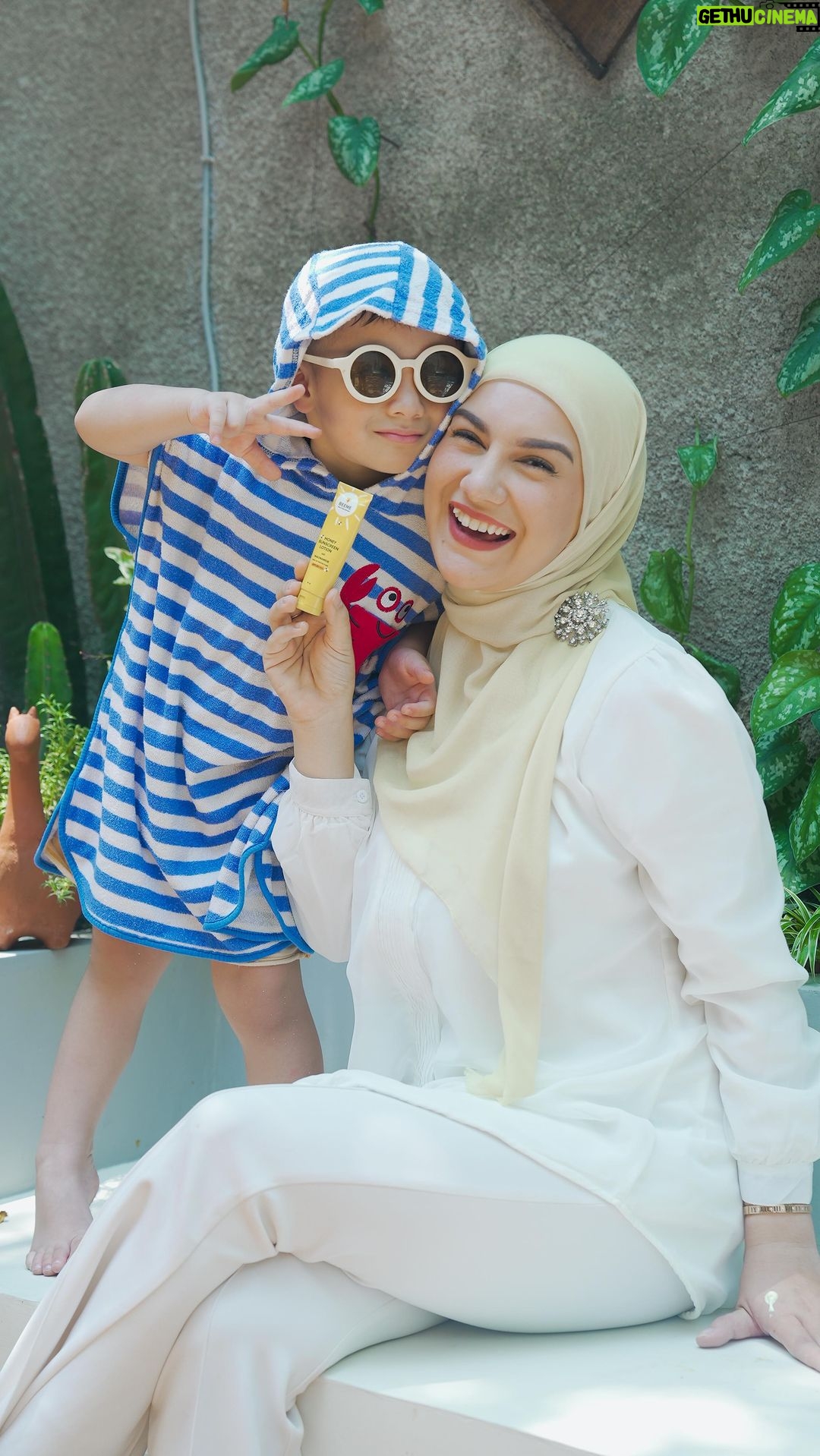 Irish Bella Instagram - Salah satu souvenir birthday abang Air ada Honey Sunscreen dari @beeme.official karena acaranya outdoor wajib banget pakai sunscreen dulu biar kulit terlindungi dari paparan sinar matahari ๐ btw, souvenir kemarin masih banyak nihhh ๐คญ Abang Air bakal bagi2 10 paket souvenir Beeme buat 10 followers yang beruntung. Syaratnya kasih doa terbaik buat Air, lalu follow @beeme.official yaaah Cek pemenangnya di story Beeme๐ค๐ #sediabeemedirumahmu