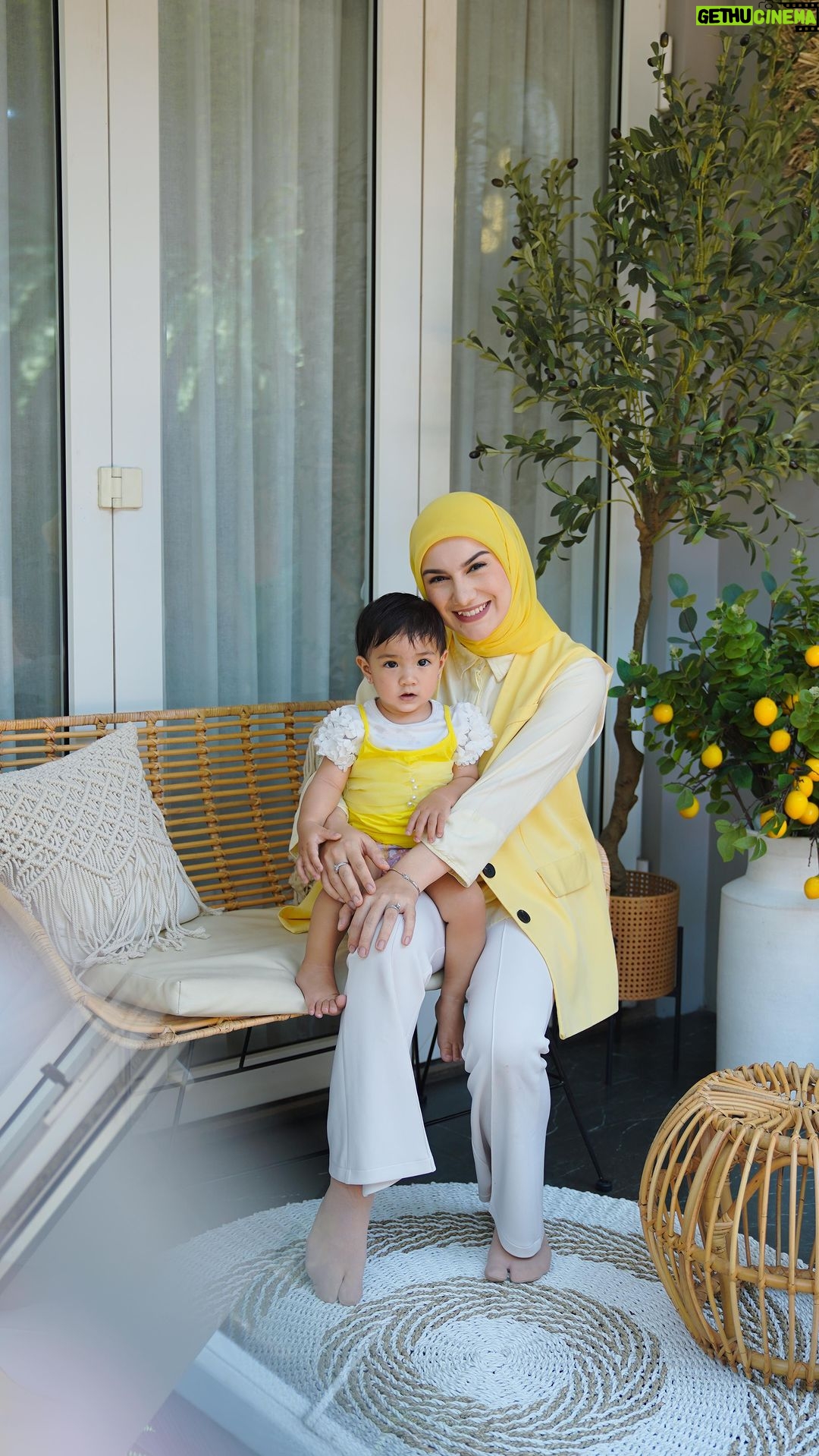 Irish Bella Instagram - Waktu awal hamil aku sempet worry kalau nyeri luka pasca melahirkan bakal menghambat pekerjaan sehari-hari, sampai akhirnya aku cari tahu cara efektif untuk mempercepat pemulihan pasca operasi caesarku Alhamdulillah, dulu dokter aku merekomendasikan Albusmin @albusmin.id π Suplemen dari ekstrak ikan gabus liar tinggi protein dan albumin yang mempercepat proses penyembuhan luka operasi apa pun, termasuk luka pasca caesar Kandungan omega 3, 6, 9, dan asam amino dalam Albusmin juga baik untuk perkembangan janin. Bahkan sampai sekarang aku masih konsumsi karena @albusmin.id baik untuk mencukupi kebutuhan protein harian busui yang meningkat, meningkatkan kualitas ASI, serta mencegah stunting pada anak juga Gak perlu worry lagi. Yuk, ikut cepet #BeRightBack lewat konsumsi Albusmin! π₯°