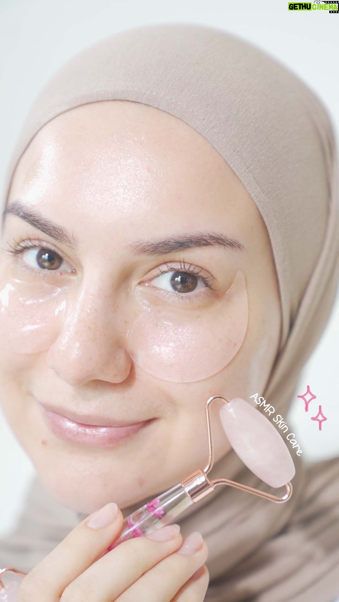 Irish Bella Instagram - ASMR SKINCARE 🎀 Jujur kalo lagi waktunya skincare bawaannya happy. Karena buat aku merawat kulit wajah itu penting banget. Selain harus konsisten kita juga harus tau kandungan skincare yang dibutuhkan sesuai kondisi kulit wajah✨ Dan Alhamdulillah setelah mempelajari kandungan skincare dan kondisi kulit, aku bisa tau apa yang kulit wajah butuhkan sehingga tetap sehat, lembab dan cerah 🫶🏻