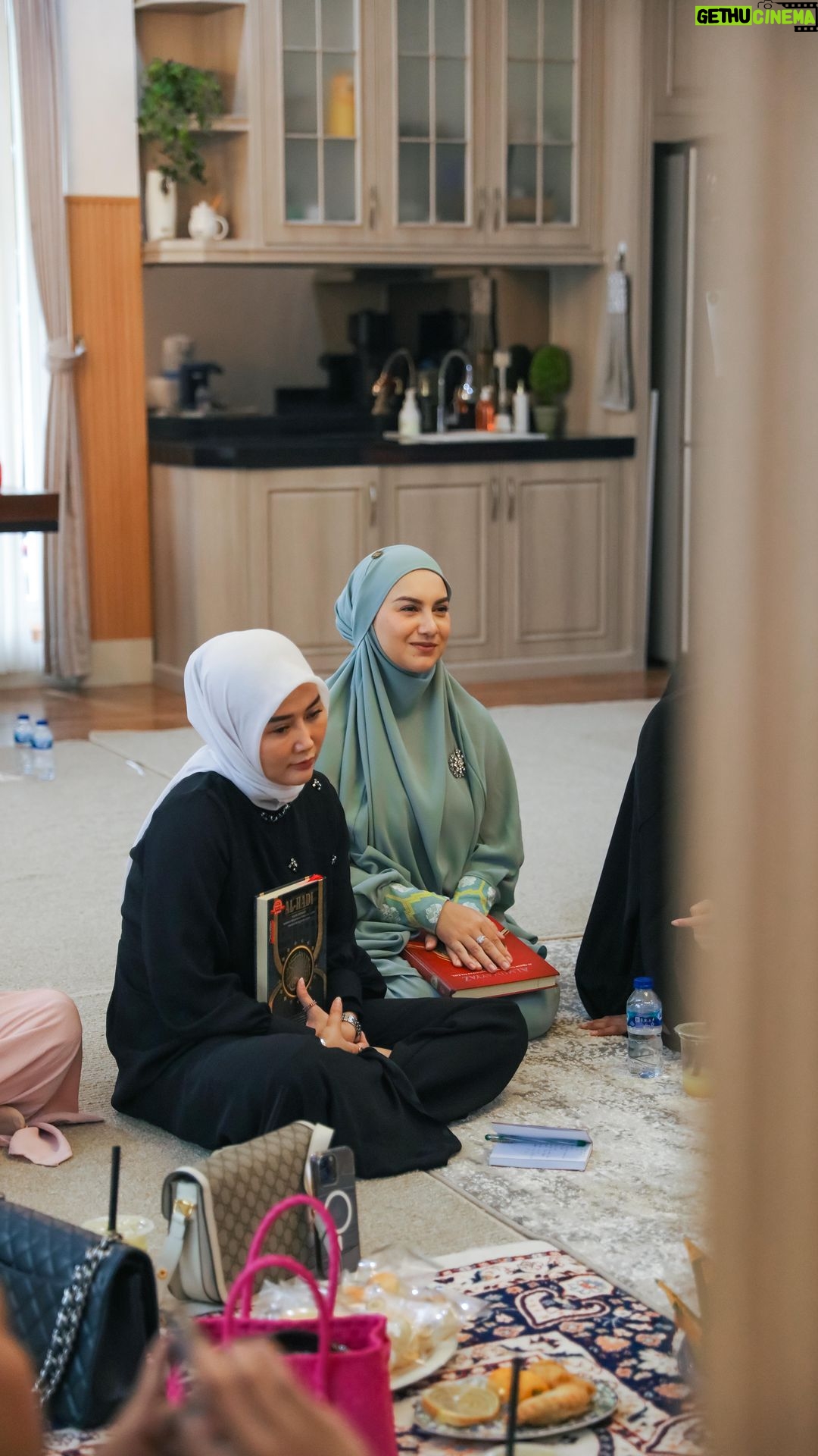 Irish Bella Instagram - Alhamdulillah bisa mengadakan kajian sederhana di rumah 🤍 Bersyukur memiliki ilmu baru dan dikelilingi orang-orang baik. Semoga kita semua bisa istiqomah dalam mencari ilmu agama ✨☺️ Also Thanks to … @bukopandanbuna @siomaybyriva @pipikupenuh @papo_id @cantikaputricake