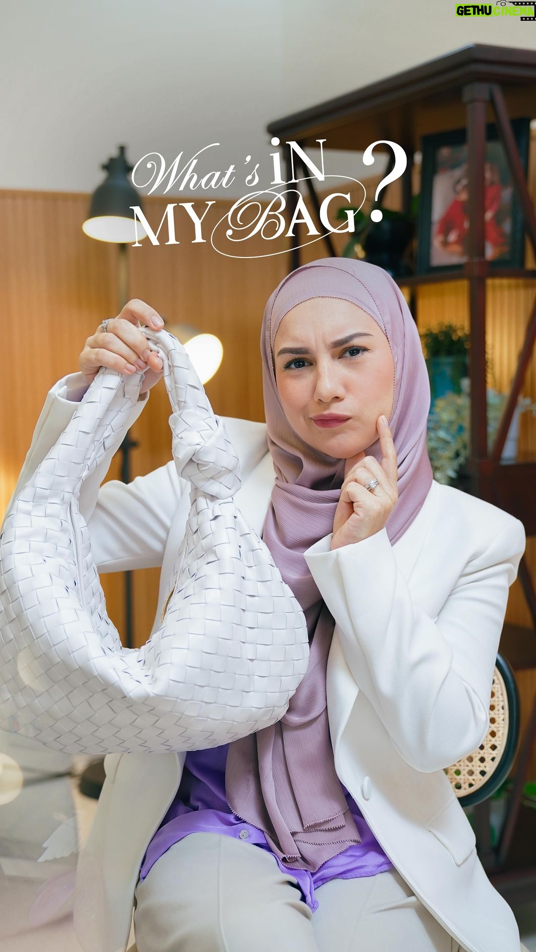 Irish Bella Instagram - What’s In My Bag ??!! Sebagai perempuan isi tas itu penting banget. Semua hal penting yang dibutuhkan ketika beraktifitas di luar. Termasuk serum!! Aku selalu menjaga kesehatan kulitku dengan serum Anti Aging Aura Bright yang wajib banget aku bawa kemana pun. Jujur serum @aurabright.id Aura Bright Anti Aging RACUN TERGOKIL 2023 yang wajib kalian check out dan pakai. Karena hasilnya kulit wajah jadi sangat sehat 🫶🏻 #pancarkanauramu #aurabright #ultimateantiaging