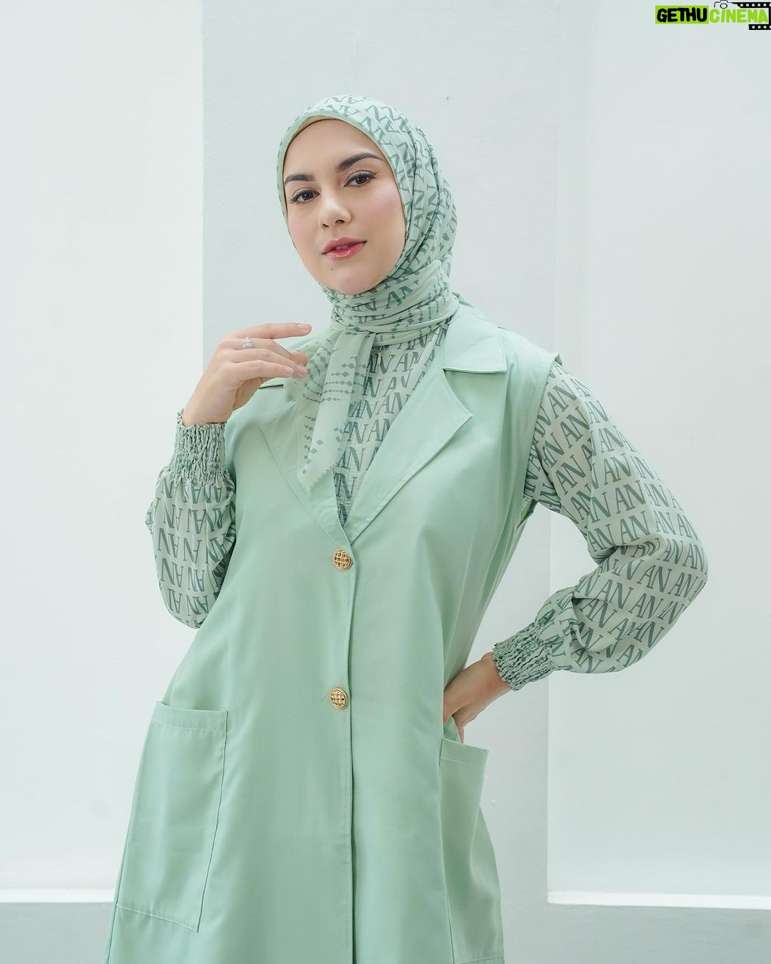 Irish Bella Instagram - Friday fit check ✨ Untuk aktifitas sehari-hari mulai dari aktifitas santai hingga penting aku selalu pake muslimah dress dari @arinnahijab_official 🫶🏻 Dan ini koleksi terbarunya !! Cantik banget ❤️