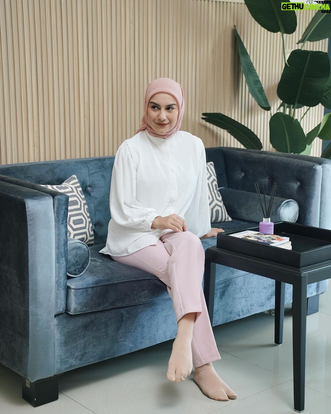 Irish Bella Instagram - Untuk urusan sofa di rumah bahkan di kantorku, aku selalu beli di @rosewoodliving karena kualitasnya premium dijamin empuk, lembut, jahitannya rapi juga warna dan designnya cantik banget 🥰 bikin rumah aku jadi makin estetik 🫶🏻