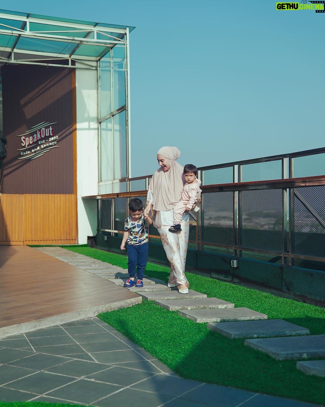 Irish Bella Instagram - Alhamdulillah bisa staycation sama anak-anak 🫶 Seru banget karena hotelnya kids friendly, fasilitas lengkap dan pelayanannya ramah banget 💓 @pakonsprimehotels_