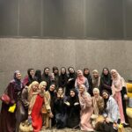 Irish Bella Instagram - So grateful to gather amongst such inspirational figures 🥹 Thank you beautiful sister @ratnagalih for making this night happen, for giving us a chance to learn from the one and only @muftimenkofficial. Such a privilege 🥰 May Allah keep our hearts content and istiqomah 🙏🏼