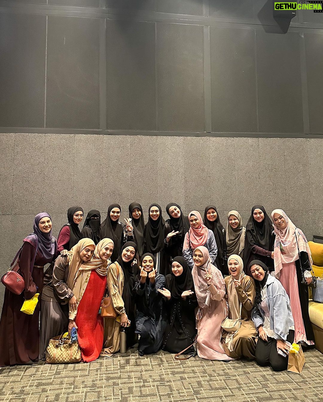 Irish Bella Instagram - So grateful to gather amongst such inspirational figures 🥹 Thank you beautiful sister @ratnagalih for making this night happen, for giving us a chance to learn from the one and only @muftimenkofficial. Such a privilege 🥰 May Allah keep our hearts content and istiqomah 🙏🏼