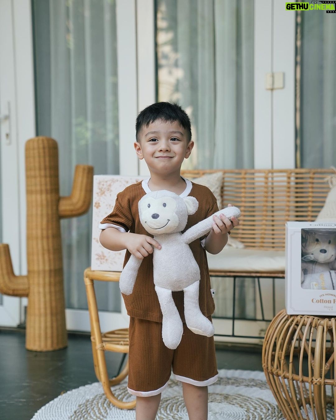 Irish Bella Instagram - Hampers lucu dengan bahan premium aku selalu pesan di @howelandco 🥰 Cocok banget untuk birthday party anak dan bisa pesan sesuai yang Abang Air mau seperti boneka monkey kesukaan abang Air 🫶🏻