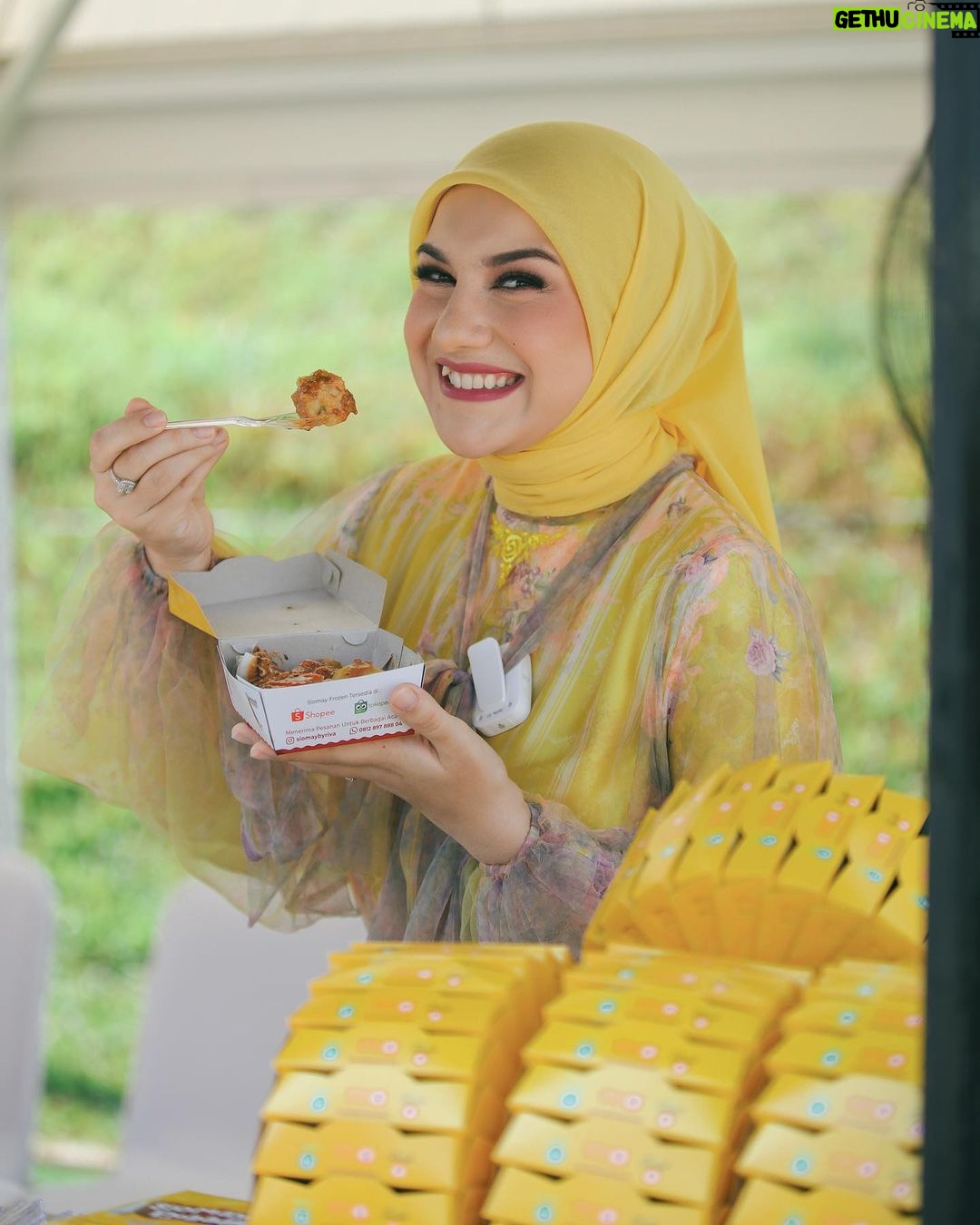 Irish Bella Instagram - Di birthday party Air Rumi berasa lagi santai di pantai, apalagi semua makanan dan minumannya bikin ngiler, super fresh, segar dan enak ❤️ Terima kasih banyak untuk .. Minerale @le_mineraleid Premium Ice Cream made In bali by @paletaswey Chicken Steak Bbq by @keepshining.id Bakmie Bangka by @bakmiedarwis.homeservice Siomay by @siomaybyriva Sei Sapi by @Papo_Id Exclusive dessert & Sweet Corner by @chocolatefountain88
