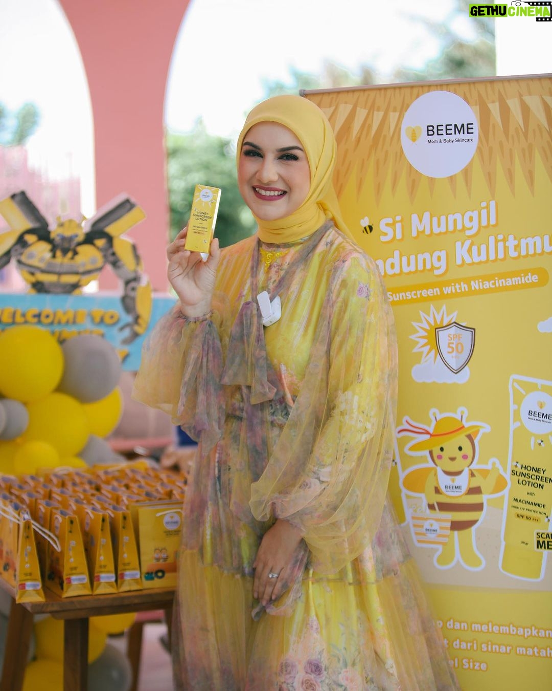 Irish Bella Instagram - Alhamdulilah senangnya tamu di Birthday Party Abang Air bawa pulang banyak hampers. Apalagi Isi hampers super gemes dan lucu di Birthday Party Air Rumi 🫶🏻 Terima kasih untuk seluruh vendor yg udah support kami ☺️🫶🏼.. Premium Towel by @Howelandco Honey sunscreen lotion by @beeme.official Sajadah by @ds.modest Souvenir Wooden by @souvenir.jackjack @jackjackwoodengift Molten Cheesecake by @kibocheese Homemade Cookies @jnccookies Cosmetics and Baby Care @Berl_official @babycaresalsabilaofficial