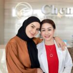 Irish Bella Instagram - Treatment routine di @dr.chen_aesthetic hari ini ditemani oleh mama ❤️ Aku selalu treatment Ultheraphy yang bagus buat lifting dan picoway laser fungsinya untuk rejuvenation dan menghaluskan kulit wajah, meratakan skintone kulit, dan pastinya kulit lebih cerah ✨