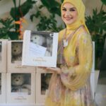 Irish Bella Instagram - Alhamdulilah senangnya tamu di Birthday Party Abang Air bawa pulang banyak hampers. Apalagi Isi hampers super gemes dan lucu di Birthday Party Air Rumi 🫶🏻 Terima kasih untuk seluruh vendor yg udah support kami ☺️🫶🏼.. Premium Towel by @Howelandco Honey sunscreen lotion by @beeme.official Sajadah by @ds.modest Souvenir Wooden by @souvenir.jackjack @jackjackwoodengift Molten Cheesecake by @kibocheese Homemade Cookies @jnccookies Cosmetics and Baby Care @Berl_official @babycaresalsabilaofficial