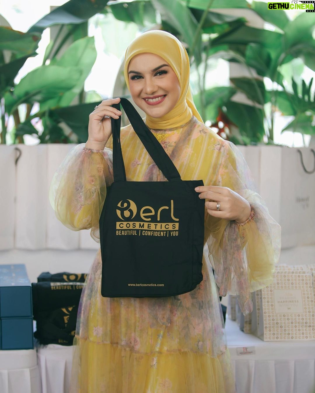 Irish Bella Instagram - Alhamdulilah senangnya tamu di Birthday Party Abang Air bawa pulang banyak hampers. Apalagi Isi hampers super gemes dan lucu di Birthday Party Air Rumi 🫶🏻 Terima kasih untuk seluruh vendor yg udah support kami ☺️🫶🏼.. Premium Towel by @Howelandco Honey sunscreen lotion by @beeme.official Sajadah by @ds.modest Souvenir Wooden by @souvenir.jackjack @jackjackwoodengift Molten Cheesecake by @kibocheese Homemade Cookies @jnccookies Cosmetics and Baby Care @Berl_official @babycaresalsabilaofficial