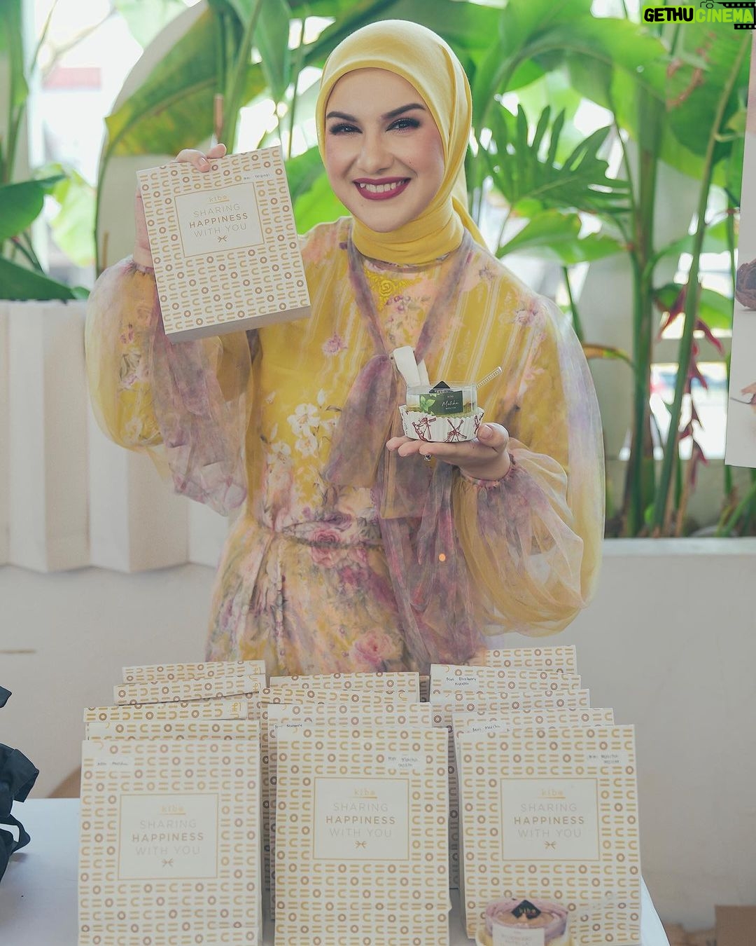 Irish Bella Instagram - Alhamdulilah senangnya tamu di Birthday Party Abang Air bawa pulang banyak hampers. Apalagi Isi hampers super gemes dan lucu di Birthday Party Air Rumi 🫶🏻 Terima kasih untuk seluruh vendor yg udah support kami ☺️🫶🏼.. Premium Towel by @Howelandco Honey sunscreen lotion by @beeme.official Sajadah by @ds.modest Souvenir Wooden by @souvenir.jackjack @jackjackwoodengift Molten Cheesecake by @kibocheese Homemade Cookies @jnccookies Cosmetics and Baby Care @Berl_official @babycaresalsabilaofficial