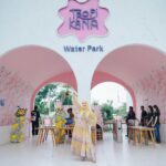 Irish Bella Instagram – Alhamdulillah sesuai permintaan Air Rumi mau birthday party di waterpark biar bisa main dan berenang bersama teman-temannya 🩵
Pastinya terima kasih banyak untuk ..
Venue by @tropikana.waterpark & @theparadiso_
Decor by @lepartyquarter
Rent kids Chair by @emily_toysrental
Doorprize by @terekece.hobby @bib.anak