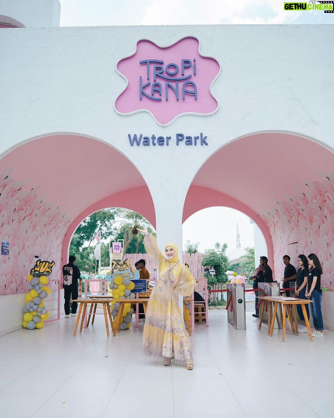Irish Bella Instagram - Alhamdulillah sesuai permintaan Air Rumi mau birthday party di waterpark biar bisa main dan berenang bersama teman-temannya 🩵 Pastinya terima kasih banyak untuk .. Venue by @tropikana.waterpark & @theparadiso_ Decor by @lepartyquarter Rent kids Chair by @emily_toysrental Doorprize by @terekece.hobby @bib.anak