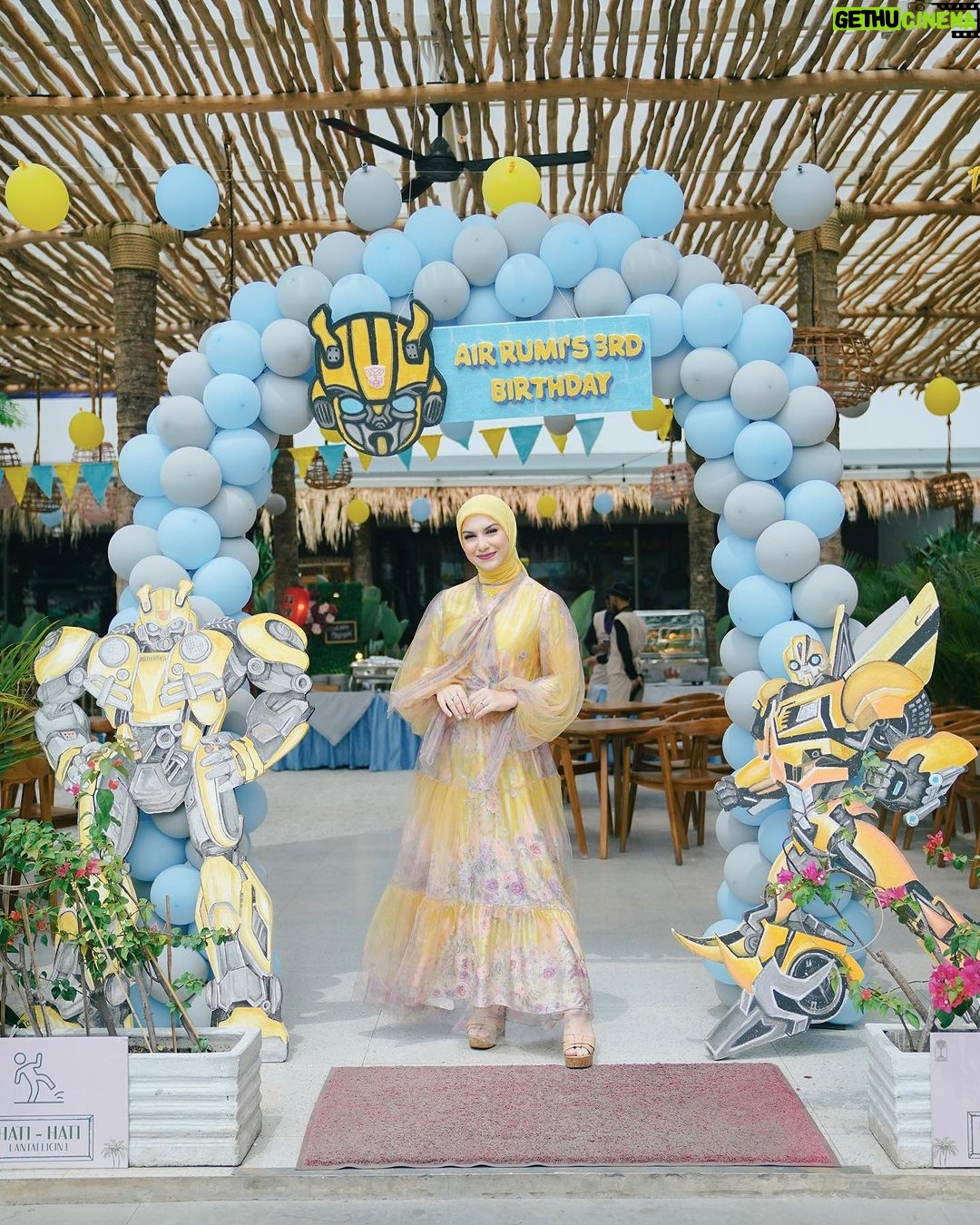 Irish Bella Instagram - Alhamdulillah sesuai permintaan Air Rumi mau birthday party di waterpark biar bisa main dan berenang bersama teman-temannya 🩵 Pastinya terima kasih banyak untuk .. Venue by @tropikana.waterpark & @theparadiso_ Decor by @lepartyquarter Rent kids Chair by @emily_toysrental Doorprize by @terekece.hobby @bib.anak