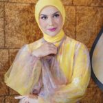 Irish Bella Instagram – So grateful, so blessed, so everything because of Allah 💛

Beautifully brushed by @victoria_makeupatelier ✨
Hijab do by @awanisaw ..