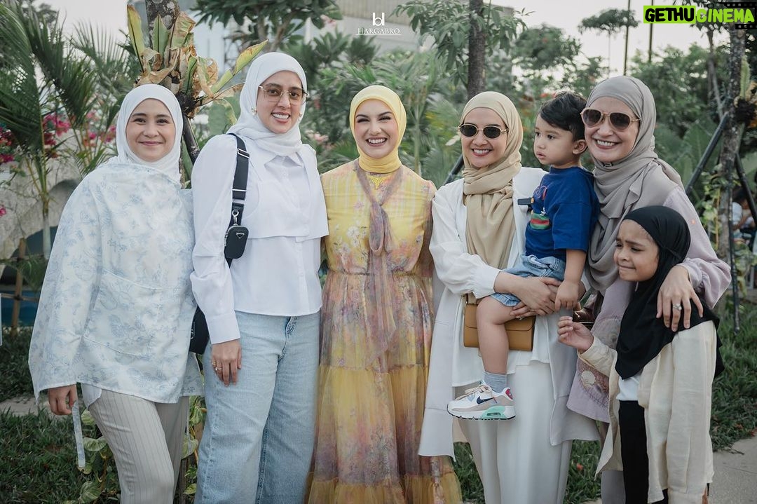 Irish Bella Instagram - Alhamdulillah β¨ Bersyukur banget atas kelancaran acara kemarin. Abang Air Happy banget bisa bertemu & bermain dengan teman2 semua, semoga acaranya berkesan dan penuh keberkahan, Amiin π₯°ππΌ Dan pastinya mau ngucapin banyak terima kasih kepada.. Venue by @tropikana.waterpark & @theparadiso_ Event Organizer by @livina_wedding Decor by @lepartyquarter Catering by @puspitasawargi Photografer by @hargabro Magic show by @sulapakbarkadabra Birthday cake by @sugarhighpatisserie Photobooth by @demooiphotobooth Rent kids Chair by @emily_toysrental Doorprize by @terekece.hobby @bib.anak E-invitation by @kondangankuy.online Usher by @afsheena_usher Entertainment & sound system by @soulbeatmusic Hampers : Premium Towel by @Howelandco Honey sunscreen lotion by @beeme.official Sajadah by @ds.modest Souvenir Wooden by @souvenir.jackjack @jackjackwoodengift Molten Cheesecake by @kibocheese Homemade Cookies @jnccookies Cosmetics and Baby Care @Berl_official @babycaresalsabilaofficial F&B : Minerale @leminerale Premium Ice Cream made In bali by @Paletaswey Popcorn by @jollytimeindonesia Ice cream & minuman kekinian by @hooladrinks Air kelapa sehat & anti ribet by @my.cocoloco Chicken Steak Bbq by @Keepshining.id Bakmie Bangka by @bakmiedarwis.homeservice Siomay by @siomaybyriva Sei Sapi by @Papo_Id Pempek by @ieatpempek Sate by @satetaichanbangmaman Nasi Jeruk Telur Dadar by @dadarberaksi Kentang Goreng & Ice Blended Jus by @minigokorea Exclusive dessert & Sweet Corner by @Chocolatefountain88 Arranger by @amra_corp