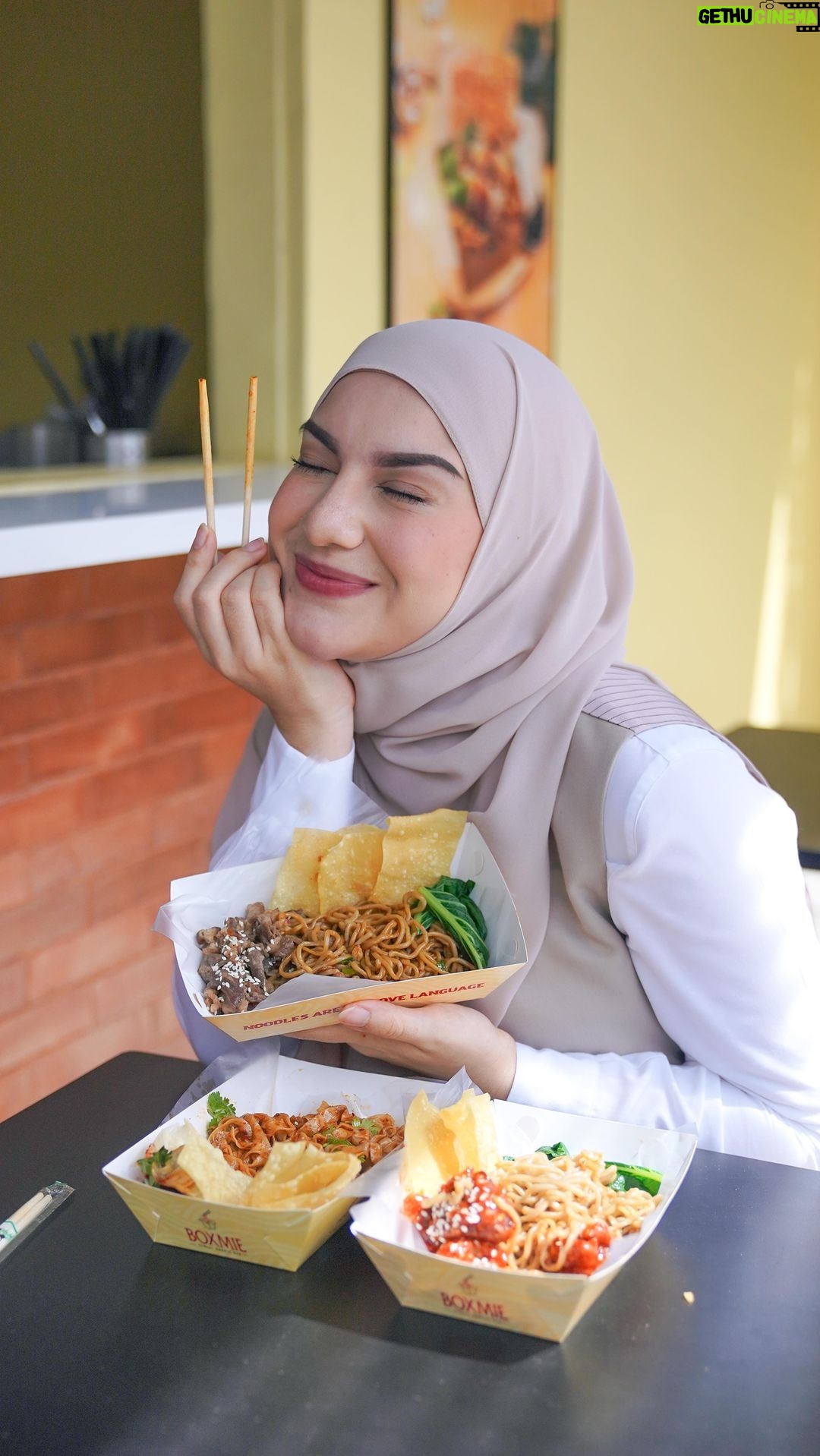 Irish Bella Instagram - Penasaran sama BOXMIE yang lagi viral, katanya sih enaknya nagih. Dan setelah coba makan, beneran enak!! Beneran nagih!! Cita rasanya khas banget gak ada di mie lainnya, cuma di Boxmie yang rasa bumbu mienya medok asin, gurih, manis, pedas. Bener bener enak. Favorit aku @boxmie Originalnya, bumbu mienya gurih, enak dan tekstur mie kenyal. Ditambah ada beef bulgogi yang lezat dan banyak. Rekomendasi banget buat kalian pecinta mie, rugi banget deh kalo belum coba boxmie. Harganya juga terjangkau 🫶🏻