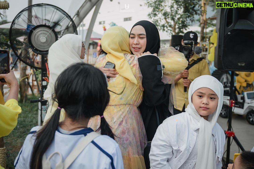 Irish Bella Instagram - Alhamdulillah β¨ Bersyukur banget atas kelancaran acara kemarin. Abang Air Happy banget bisa bertemu & bermain dengan teman2 semua, semoga acaranya berkesan dan penuh keberkahan, Amiin π₯°ππΌ Dan pastinya mau ngucapin banyak terima kasih kepada.. Venue by @tropikana.waterpark & @theparadiso_ Event Organizer by @livina_wedding Decor by @lepartyquarter Catering by @puspitasawargi Photografer by @hargabro Magic show by @sulapakbarkadabra Birthday cake by @sugarhighpatisserie Photobooth by @demooiphotobooth Rent kids Chair by @emily_toysrental Doorprize by @terekece.hobby @bib.anak E-invitation by @kondangankuy.online Usher by @afsheena_usher Entertainment & sound system by @soulbeatmusic Hampers : Premium Towel by @Howelandco Honey sunscreen lotion by @beeme.official Sajadah by @ds.modest Souvenir Wooden by @souvenir.jackjack @jackjackwoodengift Molten Cheesecake by @kibocheese Homemade Cookies @jnccookies Cosmetics and Baby Care @Berl_official @babycaresalsabilaofficial F&B : Minerale @leminerale Premium Ice Cream made In bali by @Paletaswey Popcorn by @jollytimeindonesia Ice cream & minuman kekinian by @hooladrinks Air kelapa sehat & anti ribet by @my.cocoloco Chicken Steak Bbq by @Keepshining.id Bakmie Bangka by @bakmiedarwis.homeservice Siomay by @siomaybyriva Sei Sapi by @Papo_Id Pempek by @ieatpempek Sate by @satetaichanbangmaman Nasi Jeruk Telur Dadar by @dadarberaksi Kentang Goreng & Ice Blended Jus by @minigokorea Exclusive dessert & Sweet Corner by @Chocolatefountain88 Arranger by @amra_corp